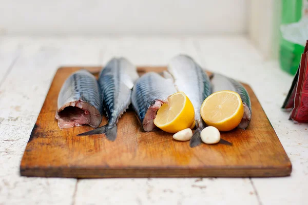 Fish carcass with spices on wooden hardboard, prepared for cooki — Stock Photo, Image
