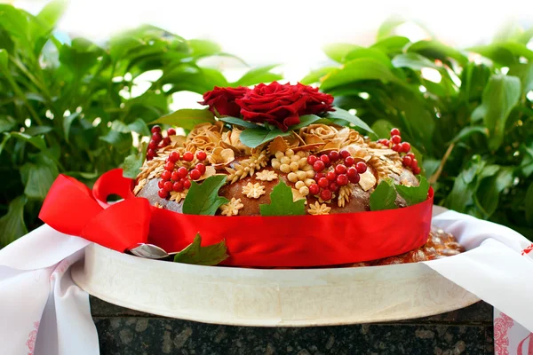 stock image Traditional ukrainian wedding bread on an embroidery towel