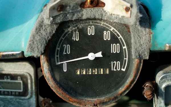 Oude auto dashboard snelheidsmeter — Stockfoto