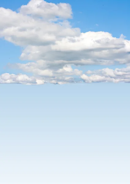 Blå himmel är täckt av vita moln — Stockfoto