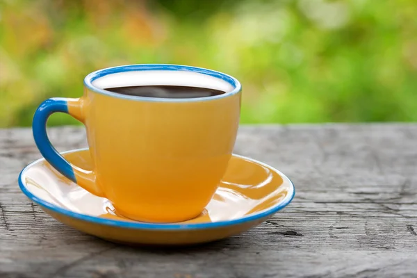 Csésze kávé a kertben az asztalon — Stock Fotó