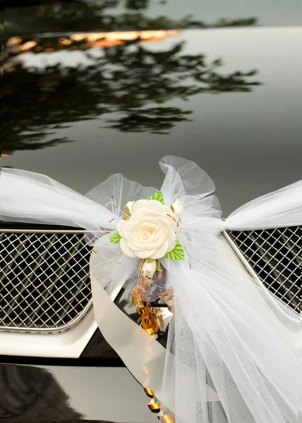 Flower on a wedding car — Stock Photo, Image