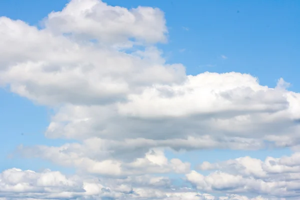 Μπλε ουρανός καλύπτεται από λευκά σύννεφα — Φωτογραφία Αρχείου