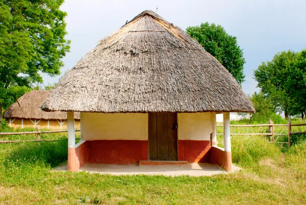 Homestead tradicional ucraniano en el parque étnico de Pirogovo —  Fotos de Stock
