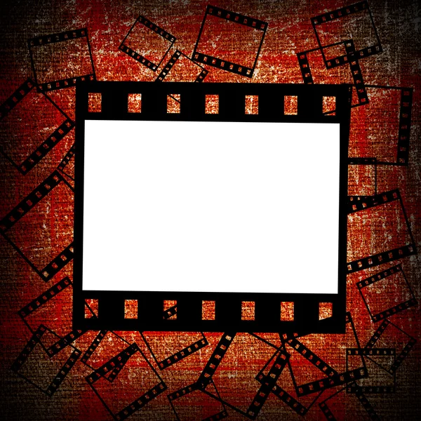 Kırmızı grunge arka plan üzerinde film parçaları — Stok fotoğraf