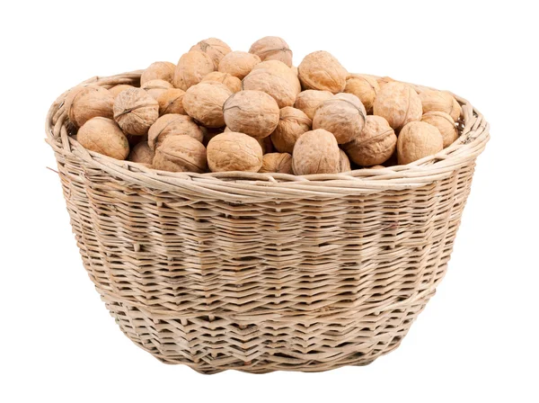Орехи в деревянной корзине на белом фоне — стоковое фото