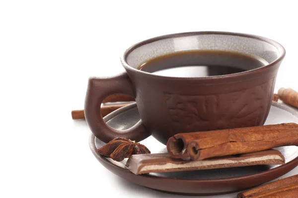 Kahvi ja suklaa eristetty valkoisella pohjalla — kuvapankkivalokuva
