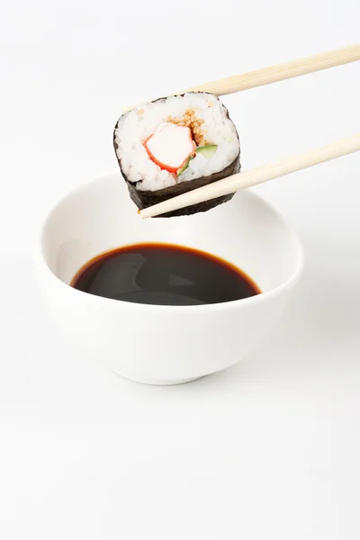 Prestes a colocar delicioso makizushi em molho de soja — Fotografia de Stock