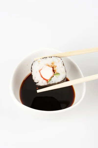 Prestes a colocar delicioso makizushi em molho de soja — Fotografia de Stock