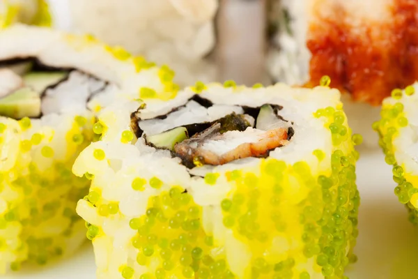Uma seleção diversificada de deliciosos rolos de sushi japoneses — Fotografia de Stock