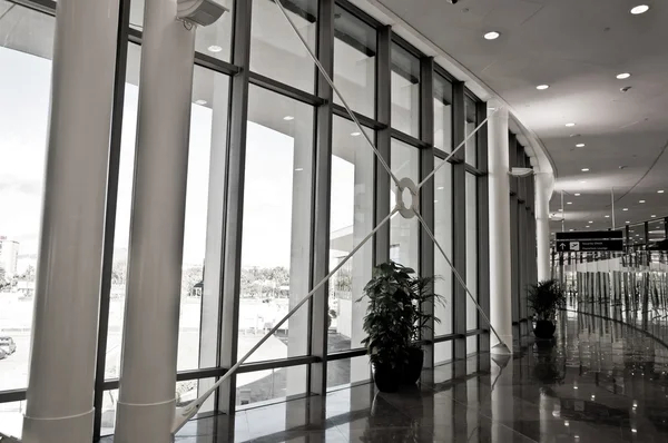 Korridor med glas och metall — Stockfoto