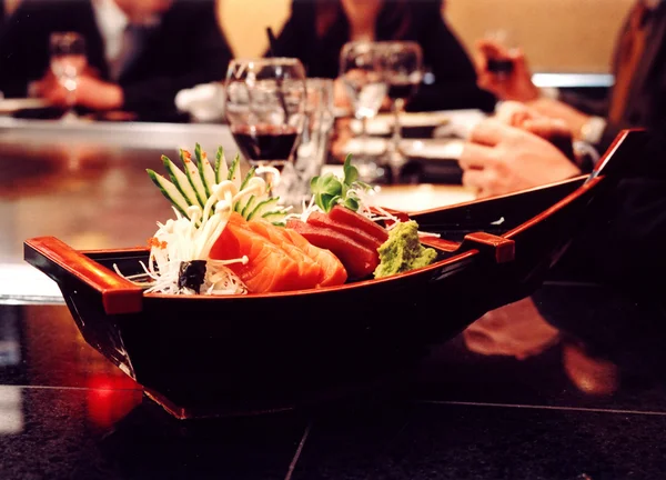 寿司 - ボートの盛り合わせ — ストック写真