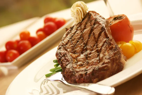 Rib eye steak podávaný s vínem — Stock fotografie