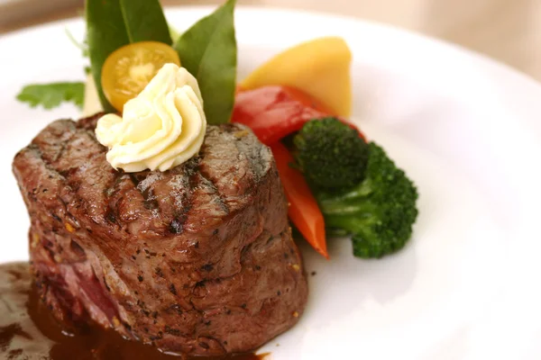Bonfile biftek yemek — Stok fotoğraf