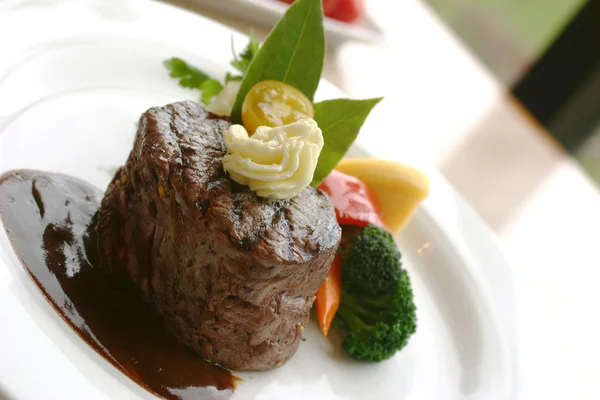 Bonfile biftek yemek — Stok fotoğraf