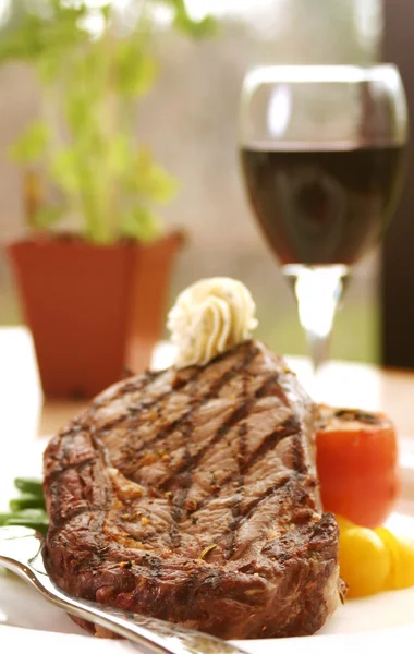Rib Eye Steak servi avec du vin — Photo
