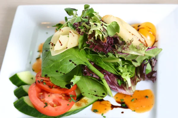 Spinazie, tomaat en komkommer salade — Stockfoto