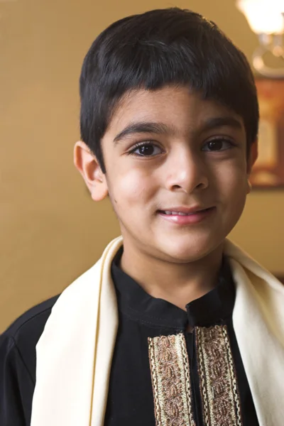 공식적인 인도 복장에 있는 소년 — 스톡 사진