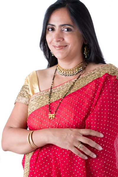 Belle femme indienne dans un sari — Photo