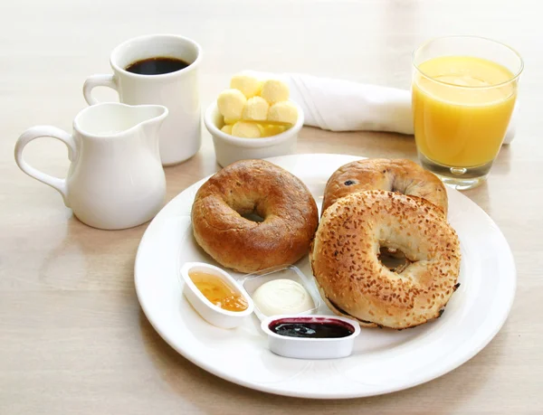Frukost-serien - bagels, kaffe och juice — Stockfoto