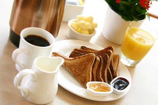 Frukost-serien - toast, kaffe och juice — Stockfoto
