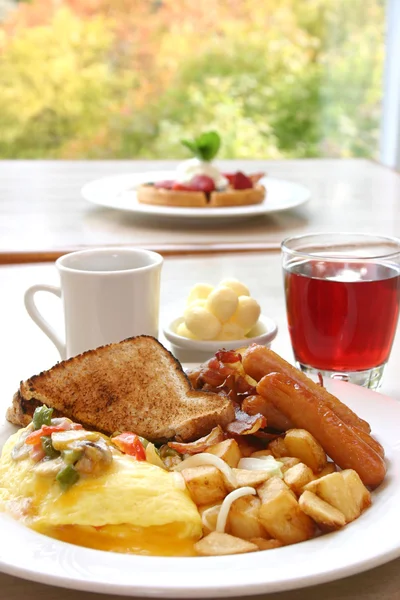 Śniadanie enrgetyczne - jajka, kiełbaski, boczek i tosty — Zdjęcie stockowe