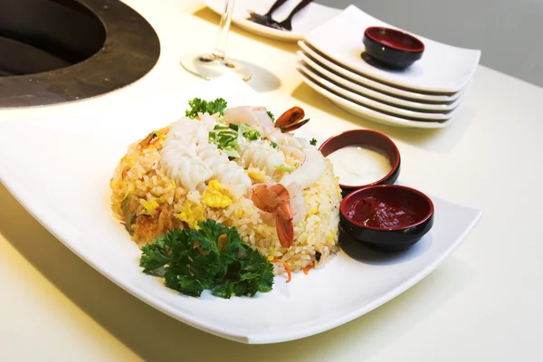 Lahodné rybí smažená rýže s krevetami — Stock fotografie