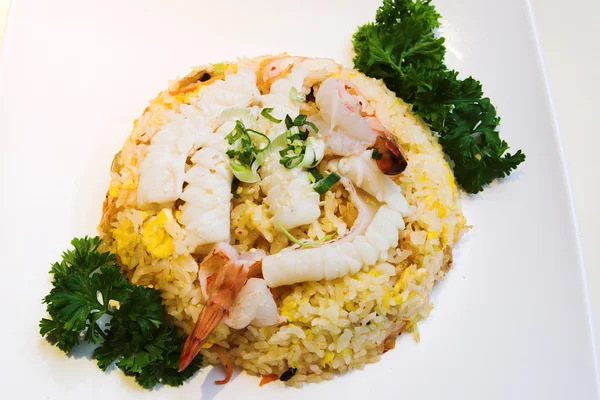 Смачні морепродукти смажений рис з креветками — стокове фото