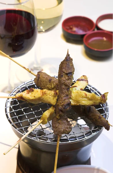 Sığır eti ve tavuk Satay fıstık sos ile — Stok fotoğraf