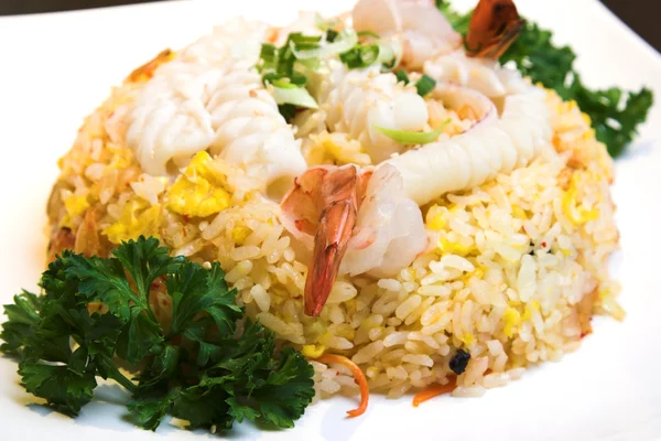 Смачні морепродукти смажений рис з креветками — стокове фото