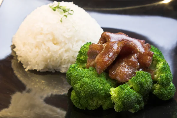 Nötkött broccoli med ris — Stockfoto