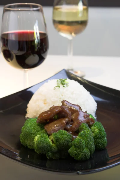 Beef Broccoli with Riceand wine — Stock Photo, Image