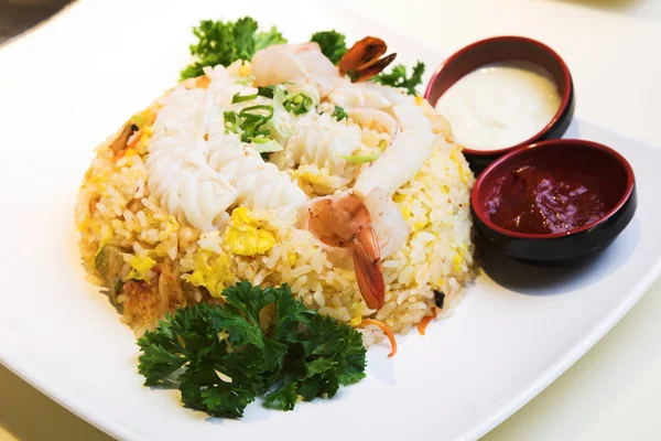 Delicioso arroz frito de mariscos — Foto de Stock