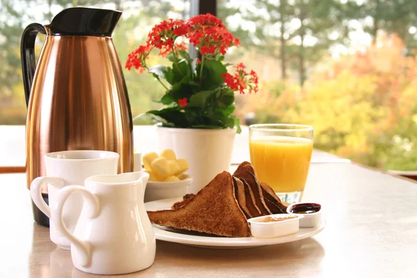 Ontbijt serie - toast, koffie en SAP — Stockfoto