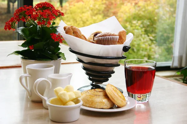 Série Café da manhã - Muffins, croissants e suco — Fotografia de Stock