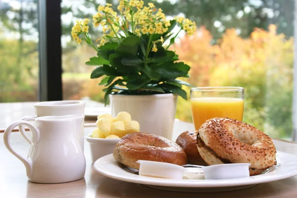 Frukost-serien - bagels, kaffe och juice — Stockfoto