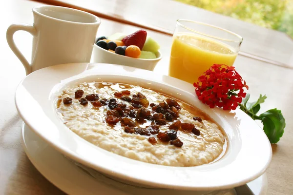 Сніданок - Вівсянка з родзинками — стокове фото
