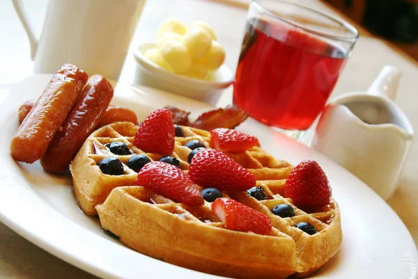 Série de café da manhã - waffles de mirtilo com morangos e salsichas — Fotografia de Stock