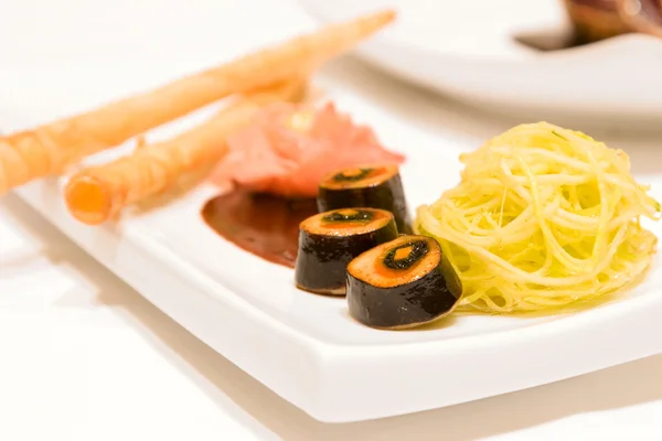 Kaviar, Lachs, Garnelen und Hummerroulade als Vorspeise — Stockfoto