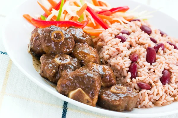 Curry Oxtail au riz - Style caribéen — Photo