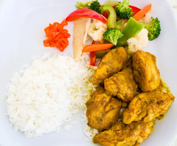 Ryktade kyckling med ris och grönsaker - jamaican style — Stockfoto