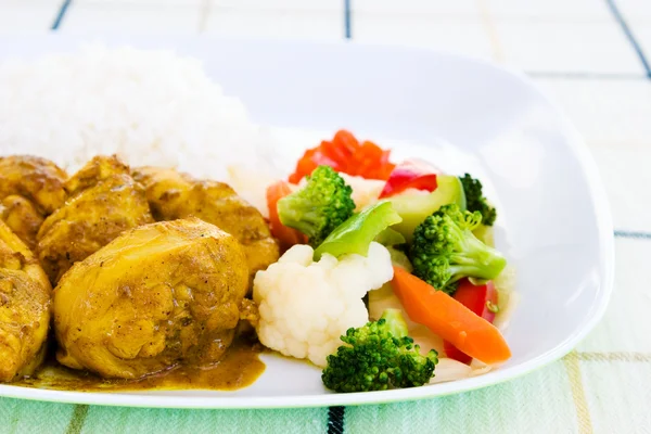 Frango encaracolado com arroz e legumes - Estilo jamaicano — Fotografia de Stock