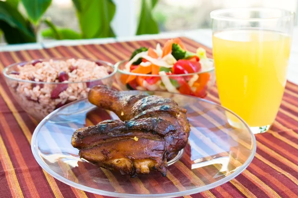 Jerk Chicken with Vegetables, Rice and Lemonade — Stock Photo, Image