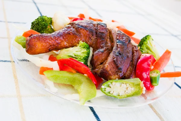 Jerk kyckling med grönsaker — Stockfoto