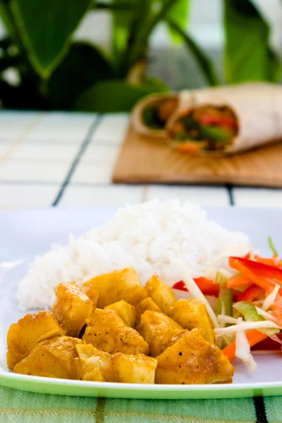 咖喱的鸡丝米饭和蔬菜-牙买加风格 — 图库照片