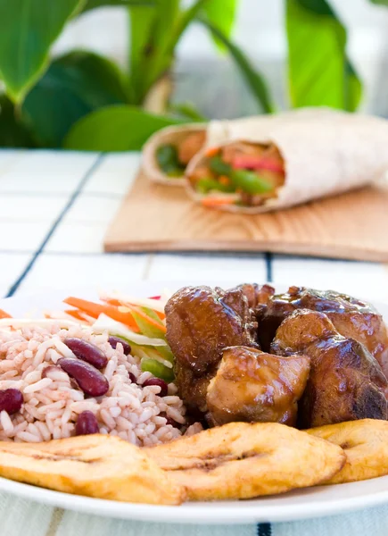 Pollo cocido con arroz y verduras - Estilo jamaicano — Foto de Stock