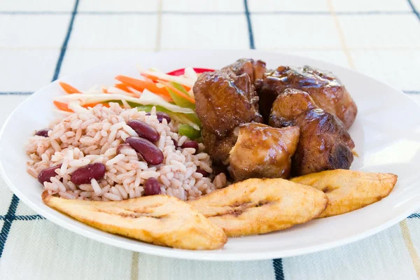 Párolt csirke rizzsel és zöldségekkel - Jamaikai stílus — Stock Fotó