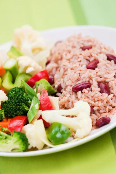 Рис в карибском стиле с овощами — стоковое фото