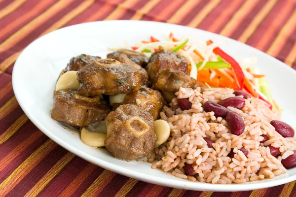 Oxsvans curry med ris - Västindien stil — Stockfoto