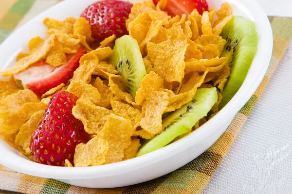 Corn Flakes with Strawberries and Kiwi Fruit — Stock Photo, Image